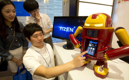 16일 서울 삼성동 그랜드인터컨티넨탈 서울파르나스에서 열린 삼성전자 오픈소스 콘퍼런스에서 삼성소프트웨어멤버십 소속 대학생들이 삼성전자, 리눅스, 인텔이 공동 개발한 개방형 운영체제 '타이젠'(Tizen)을 탑재한 휴대전화의 도킹스테이션 로봇인 '도쿠젠'(Dokuzen)을 선보이고 있다.  사진=유동일기자 eddieyou@